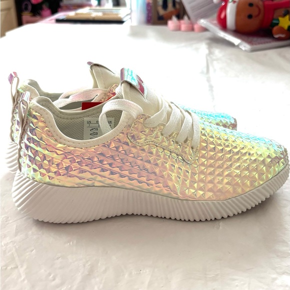 NWT Lucky Step Metallic Pink Holographic Vegan Sneakers pyramid studs SZ 7 - Picture 15 of 15